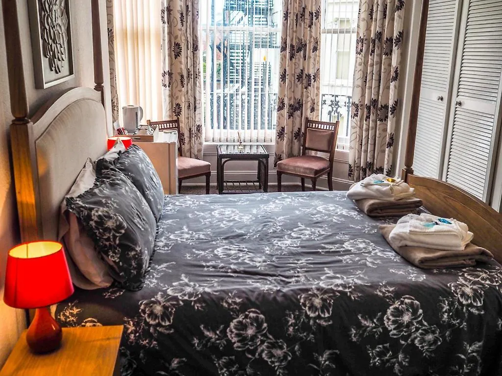 Carlton House Scarborough Hotel 2*,