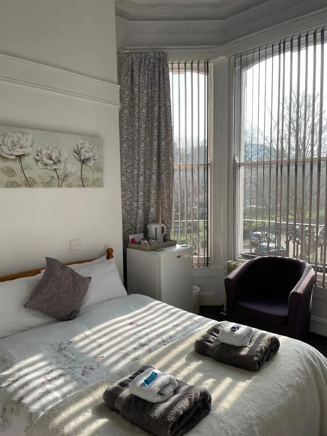 Carlton House Scarborough Hotel 2*,